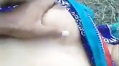 साड़ी वाली आंटी की काली चिकनी चूत खुले में चोदी