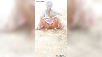 देहाती गुजराती मजदूर औरत को ठेकेदार ने पहले मूताया, फिर खुले में ही उसे चोदा