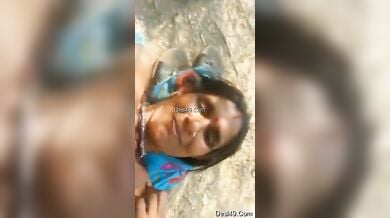 देहाती गुजराती मजदूर औरत को ठेकेदार ने पहले मूताया, फिर खुले में ही उसे चोदा