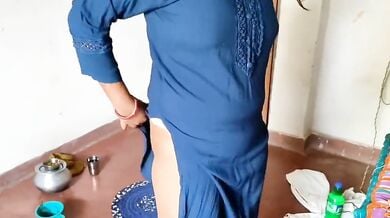 मेरी गुस्सैल गर्लफ्रेंड को गालियां देकर ब्रा पेंटी पहनते हुए देखें