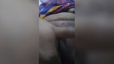 विधवा आंटी की प्यासी चूत की तडप ऊँगली से दूर हुई