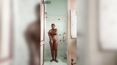 बाथरूम में नंगी नहाती इंडियन आंटी का अंकल ने बनाया वीडियो