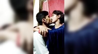 कजिन भाई बहन ने की प्यार भरी किसिंग, फिर भाई ने चूसे उसके चूची