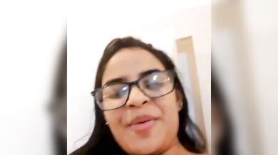 मेडिकल कॉलेज की चश्मिश छात्रा ने हॉस्टल में किया हस्तमैथुन