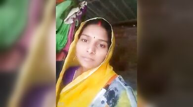 सर पर पल्लू ओढ़ी देहाती संस्कारी बीवी ने दिखाई अपनी चूत