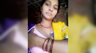 सर पर पल्लू ओढ़ी देहाती संस्कारी बीवी ने दिखाई अपनी चूत