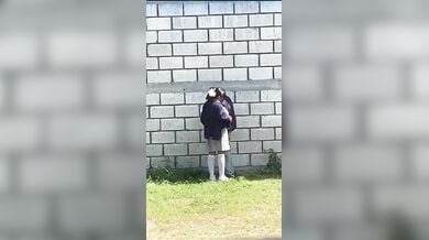 कॉलेज गर्ल ने कॉलेज के पीछे बॉयफ्रेंड को मुट्ठ मार दिया