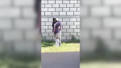 कॉलेज गर्ल ने कॉलेज के पीछे बॉयफ्रेंड को मुट्ठ मार दिया