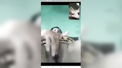 वीडियो कॉल पर हस्तमैथुन दिखाकर आंटी ने लड़के का मुठ निकाल डाला