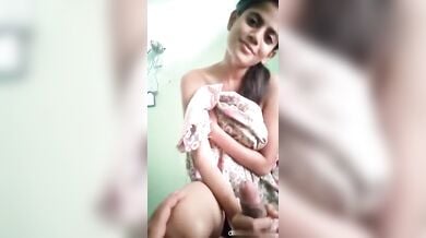 नॉटी गर्लफ्रेंड ने जिस्म पर से चादर फेंककर नंगे बदन दिया ब्लोजॉब