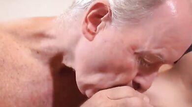 इंडियन मूल की पोती ने चूसा ग्रैंडपा का लौड़ा, ग्रैंडपा ने चाटी उसकी चूत