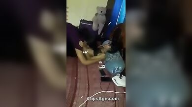 हॉस्टल वाली दो इंडियन रूममेट्स ने किया हॉट किसिंग लैसबियन रोमांस