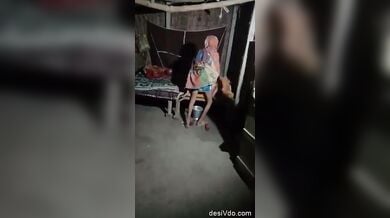 रात को सब सो जाने के बाद चुदाई करते देहाती ससुर बहू