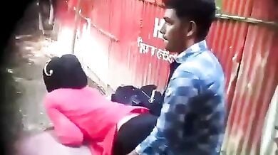 पब्लिक प्लेस में चुदाई करते कॉलेज वाले लवर्स को चुपके से फिल्माया