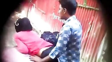 पब्लिक प्लेस में चुदाई करते कॉलेज वाले लवर्स को चुपके से फिल्माया