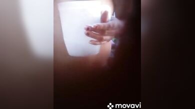 नहाती लड़की पर बाथरूम के छेद से निगरानी रखी