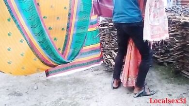 गाँव की भाभी कपडे सूखाने आई तब देवर जी ने चोदा