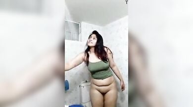 फेसबुक की माल लड़की ने चूत दिखाई नहाते हुए