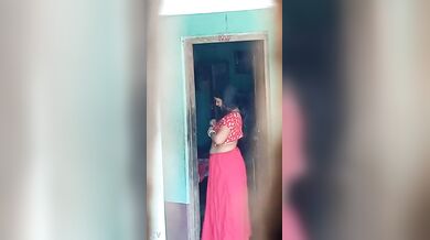 साड़ी ब्लाउज पहनती पड़ोसी भाभी जी को चुपके से फिल्माया