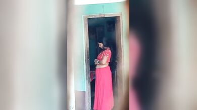 साड़ी ब्लाउज पहनती पड़ोसी भाभी जी को चुपके से फिल्माया