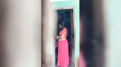 साड़ी ब्लाउज पहनती पड़ोसी भाभी जी को चुपके से फिल्माया