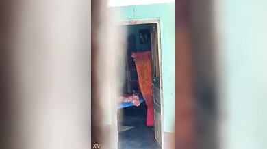 साड़ी ब्लाउज पहनती पड़ोसी भाभी जी को चुपके से फिल्माया