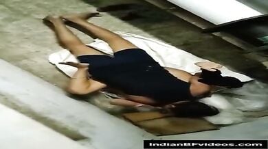 फैक्टरी मे काम करने वाली रंडी भाभी को चोदता हुआ मैनेजर