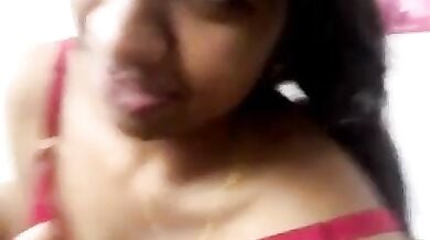 लंड चूसते हुए बॉयफ्रेंड से बातें करती साउथ इंडियन लड़की