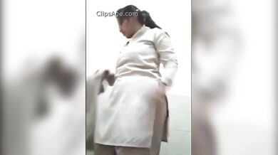 चश्मिश कॉलेज गर्ल ने यूनिफॉर्म उतारकर दिखाया अपना नंगा बदन