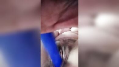 चश्मिश इंडियन हाउसवाइफ ने डिल्डो से किया मास्टरबेशन