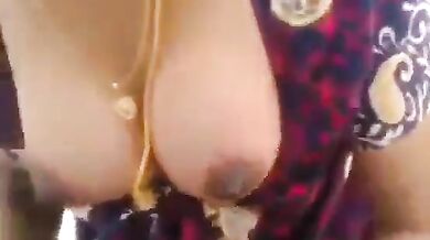 पड़ोसी औरत ने चोरी-छिपे दिया ब्लोजॉब, दिखाए अपने बूब्स और चूत