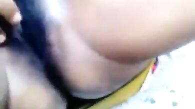 पड़ोसी औरत ने चोरी-छिपे दिया ब्लोजॉब, दिखाए अपने बूब्स और चूत