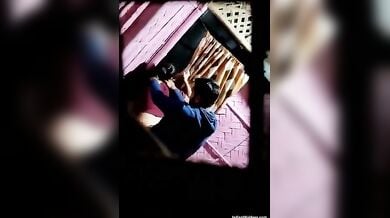 मेरी दीदी को अपने बॉयफ्रेंड से चुदते हुए मैंने चुपके से देखा