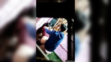 मेरी दीदी को अपने बॉयफ्रेंड से चुदते हुए मैंने चुपके से देखा