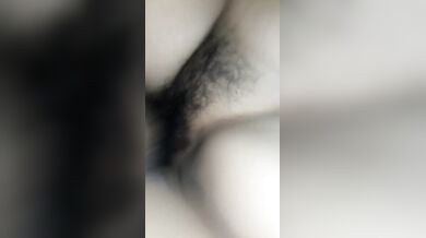 झाटों वाली बुर चोदकर गिराई अपने वीर्य की दही
