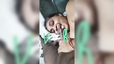 बडे बूब्स वाली देसी आंटी अपने पडोसी का जवान लंड चुस्ती हुई