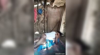 दिन के समय झोपड़ी में चुदाई करते गरीब घर के पति पत्नी