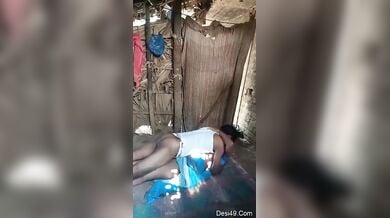 दिन के समय झोपड़ी में चुदाई करते गरीब घर के पति पत्नी