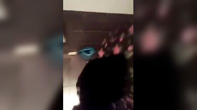 खूबसूरत पंजाबी लौंडी से लंड चूसाकर, उसे टॉयलेट सीट पर बिठाकर चूत देखी