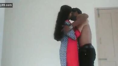 कन्नडा कपल ने किया खड़े-खड़े हॉट किसिंग रोमांस!