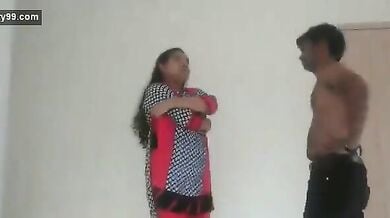 कन्नडा कपल ने किया खड़े-खड़े हॉट किसिंग रोमांस!