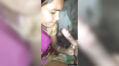गरीब घर की औरत से लंड चूसाकर उसकी चूत जबरदस्त पेली