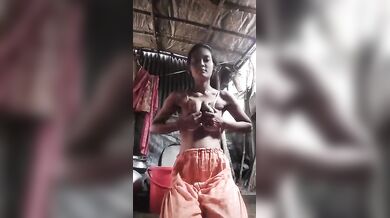 गरीब घर की देहाती लड़की ने सारे कपड़े उतारकर दिखाया नंगा बदन