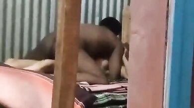 पति पत्नी की चुदाई किसी ने खिड़की से चुपचाप फिल्माई