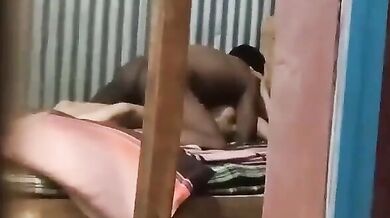 पति पत्नी की चुदाई किसी ने खिड़की से चुपचाप फिल्माई