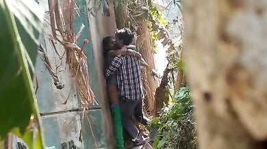 बिल्डिंग के पीछे चोरी-छिपे चुदाई करते लवर्स को चुपके से देखें