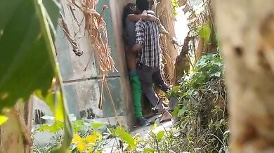 बिल्डिंग के पीछे चोरी-छिपे चुदाई करते लवर्स को चुपके से देखें