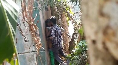 बिल्डिंग के पीछे चोरी-छिपे चुदाई करते लवर्स को चुपके से देखें