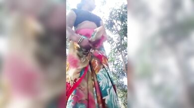 हगने के लिए तालाब पर आई बिहारी भाभी की चूत की सेल्फी