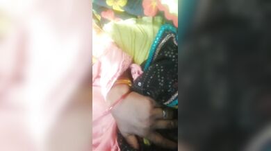 गाँव की रंडी भाभी अपनी यार को अपनी चुत की दर्शन करती हुई